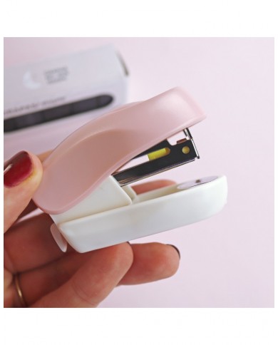 Grapadora color rosa + grapas negras