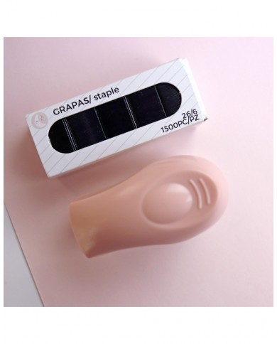 Grapadora color rosa + grapas negras