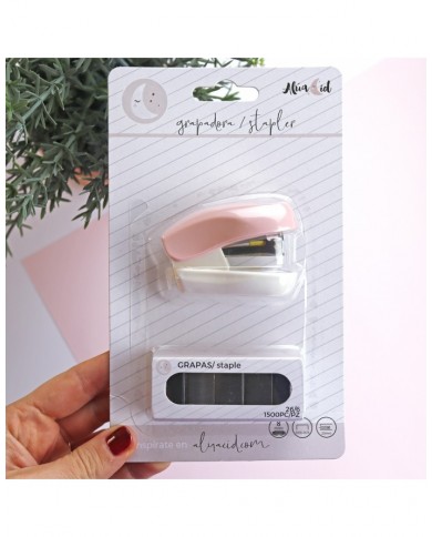 Grapadora color rosa + grapas negras