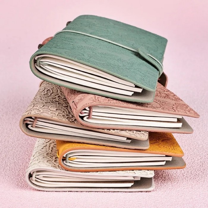 Midori de ecocuero con relieve y 3 cuadernillos internos