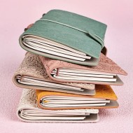 Midori de ecocuero con relieve y 3 cuadernillos internos